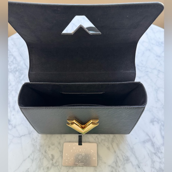 Louis Vuitton MM Black leather with gold twist chain bag like new! - Picture 3 of 11